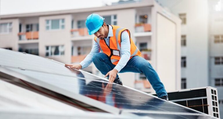 Un technicien en train d'effectuer des travaux de panneaux solaires après une déclaration préalable