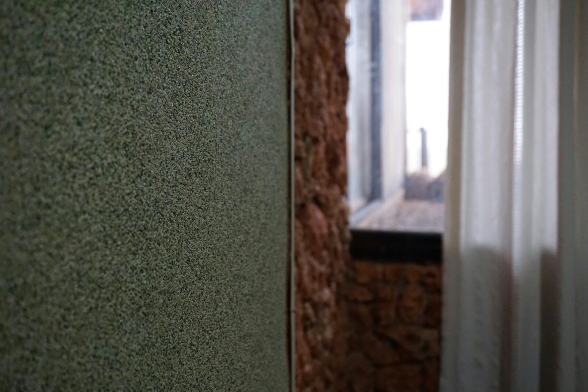 Fini les murs encrassés : les solutions pour un nettoyage efficace d’un mur en crépis