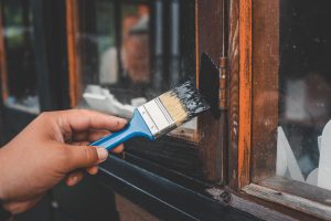 peinture pour fenêtre en bois
