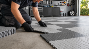 Installation de dalles clipsables dans le garage
